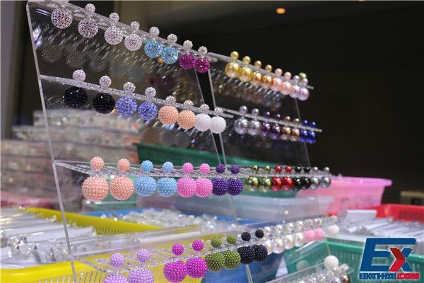 Jin Sheng 珠宝公司生产加工立方氧化锆 红刚玉 蓝刚玉 尖晶石 稀土等 第54届曼谷国际珠宝展2014年9月9日